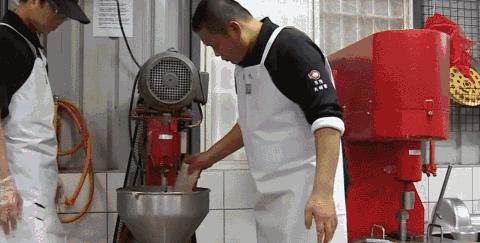 曾经黑帮大哥出狱后想做好人电影,曾经的黑帮老大入狱当卧底