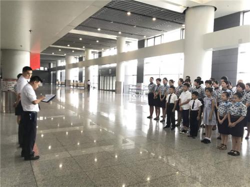 今天我们和妈妈一起为您办登机牌