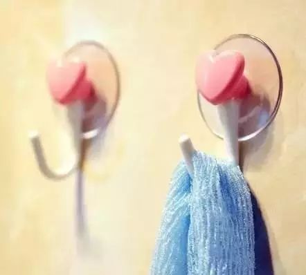 鸡蛋清弄到墙上了怎么处理,鸡蛋液打到墙上怎样清理