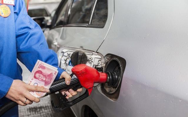 加油时加油员反复捏枪是在偷油吗,加油前加员反复捏油枪啥意思