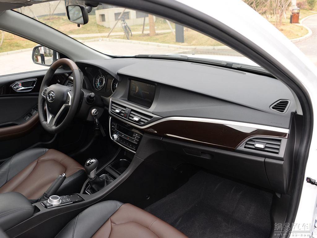 三菱翼神和马自达六轿跑空间对比,年轻人的第一台车三菱翼神