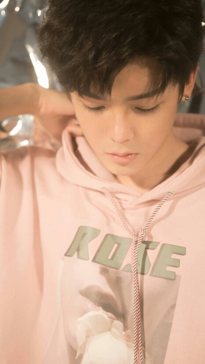 鹿晗侯明昊高清壁纸,侯明昊两张衔接壁纸