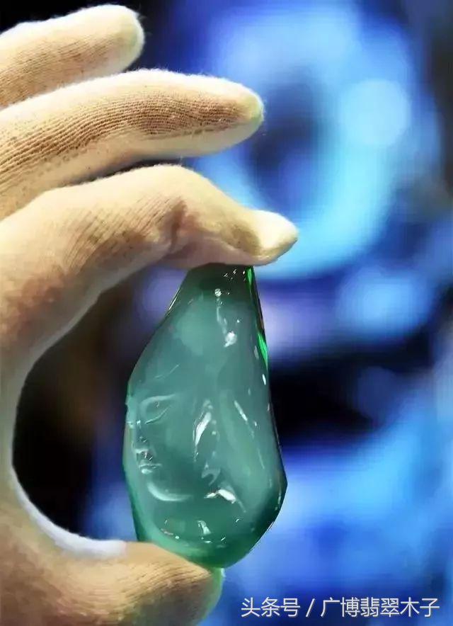 六千多块的“龙石种“翡翠，不用想都是假货