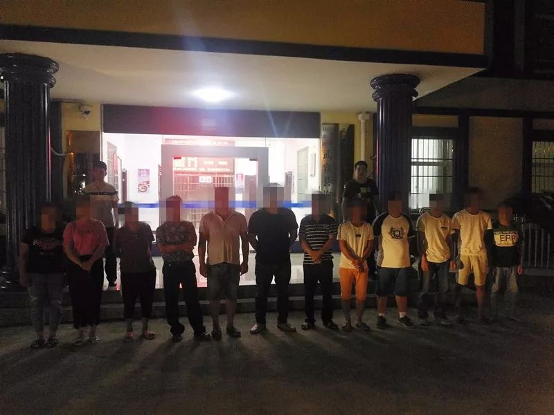 小区业主拉横幅用高音喇叭喊叫，发布不实视频，14人被拘！