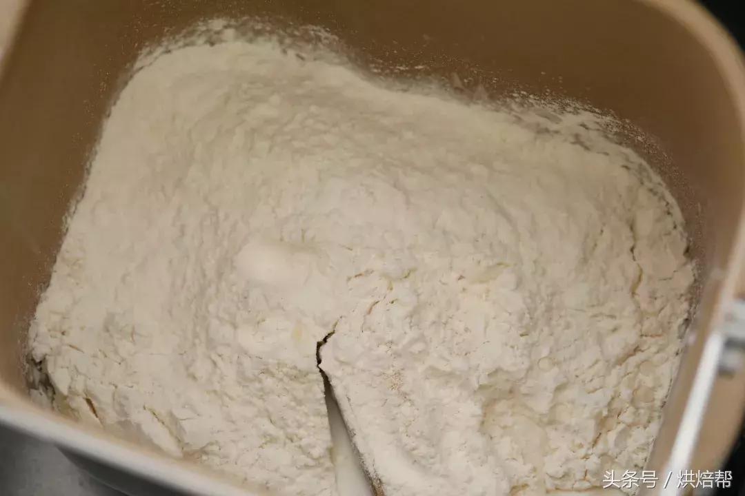 做出来的面包大部分都好看,这款面包真好吃做法简单造型别致