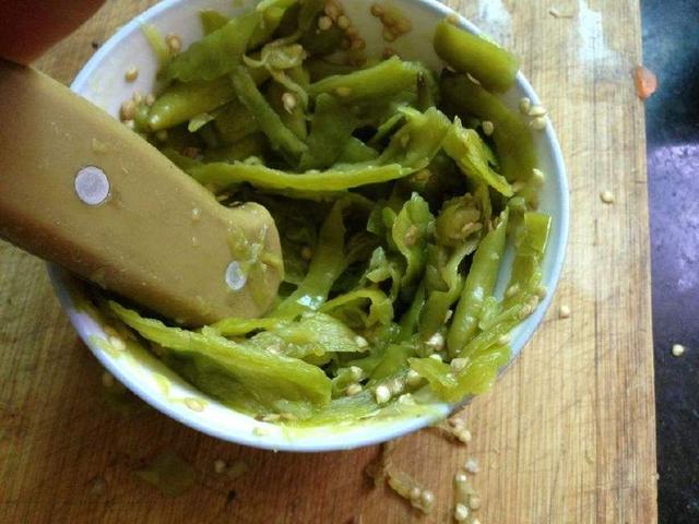 做“擂辣椒”时，用锅蒸还是用火烤？很多人都做错了，难怪不好吃