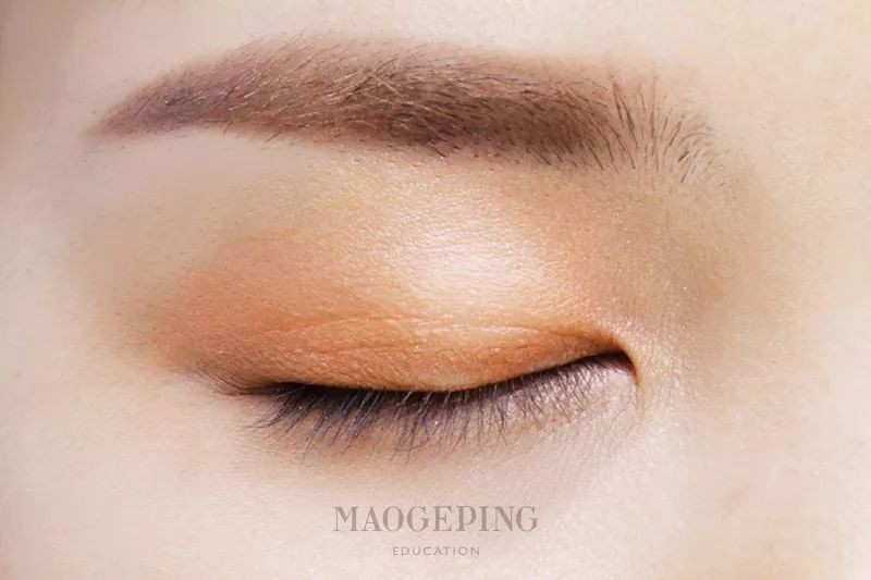 如何用眼影画整个眼妆,画完眼影上粉底