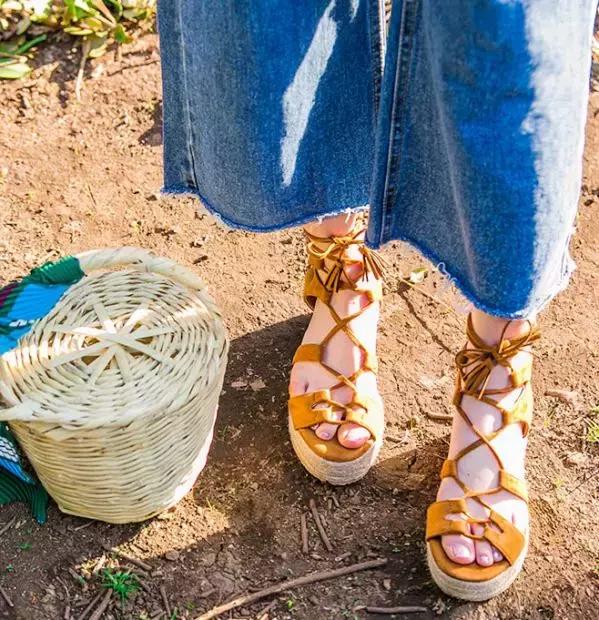 新凉鞋前面太紧勒脚怎么办小妙招,凉鞋不跟脚一招解决