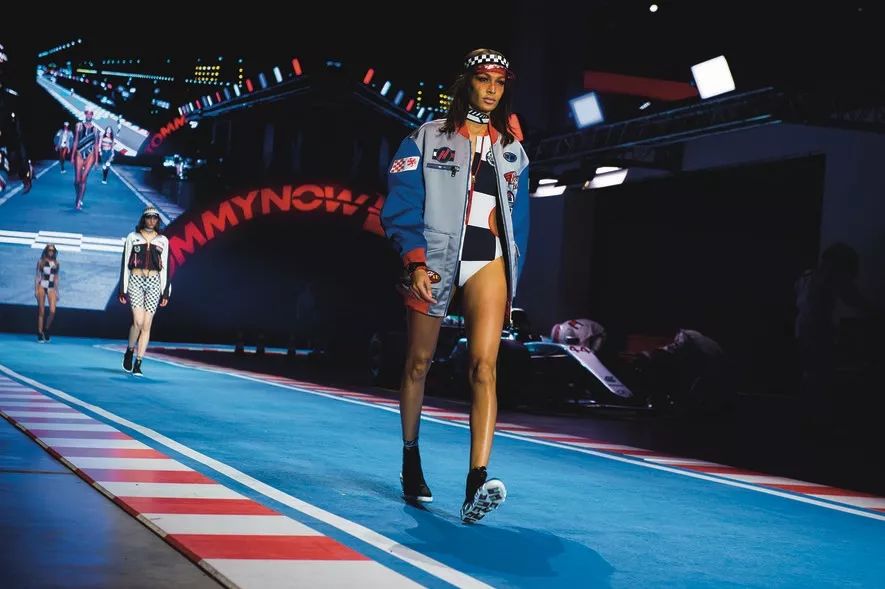 让时装变得民主化，他一直在这么做