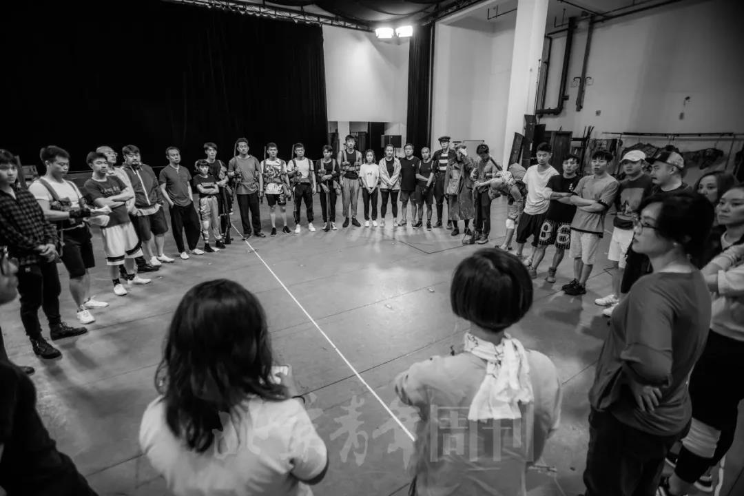 我采访了“马头”、“马前腿”和“马后腿”｜《战马》幕后