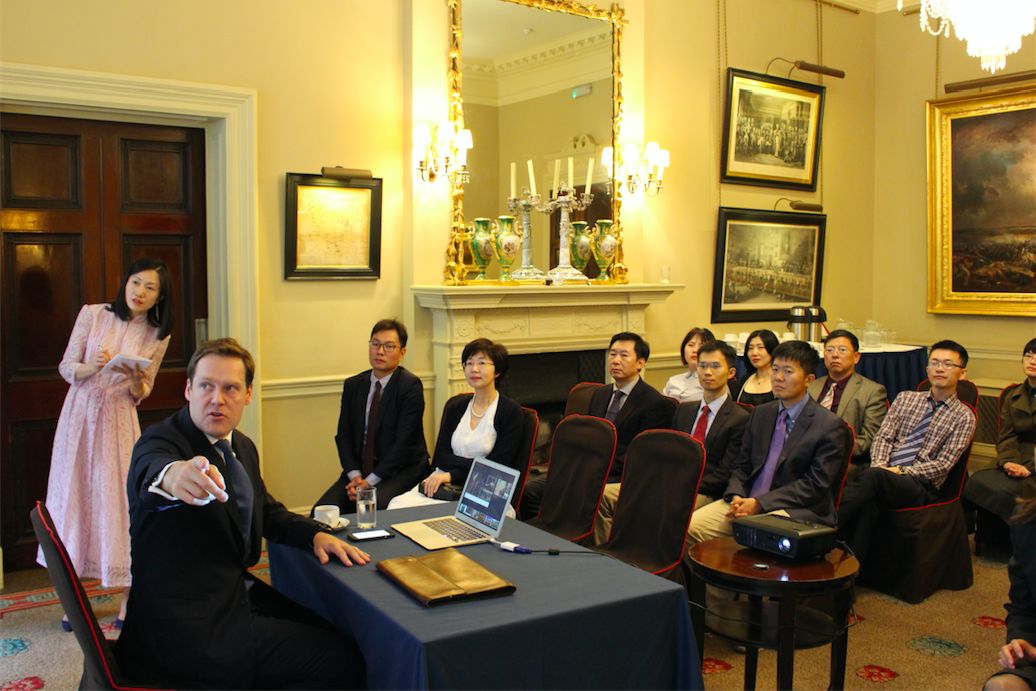 作为客户经理，她三次自费跟随宜信财富商学院海外游学