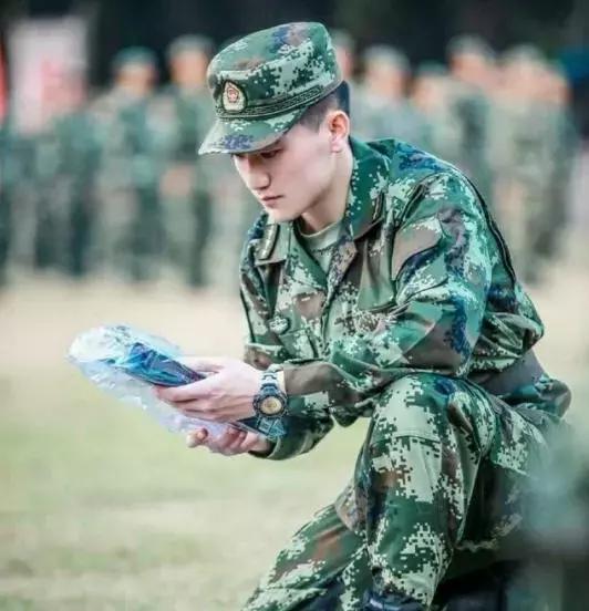 张馨予老公何捷童年照曝光,张馨予老公何捷多大年龄了