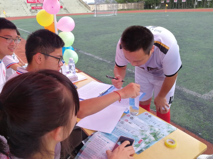 福大学子助河长杯足球赛顺利进行