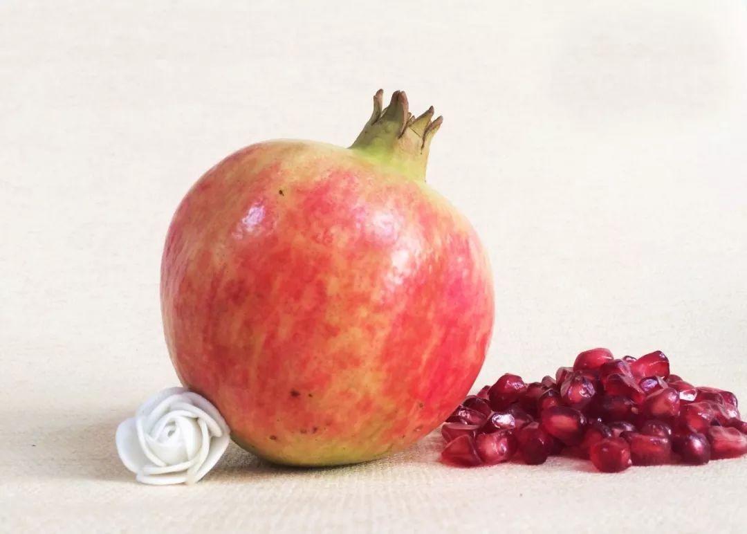 突尼斯软籽石榴被称之为雅诗兰黛,被誉为可以吃的雅诗兰黛软籽石榴