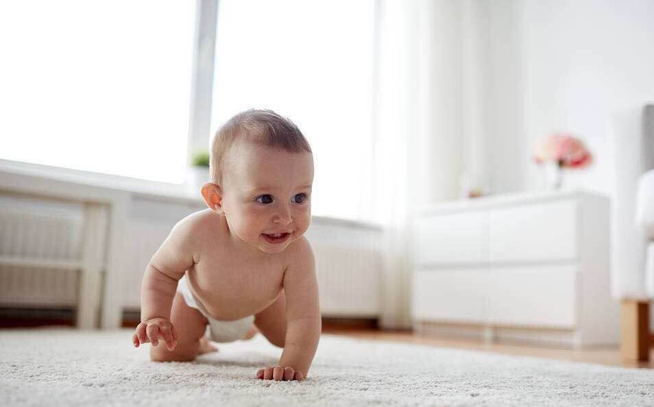 宝宝掉床下如何判断是否有事,宝宝一般掉床下是什么姿势