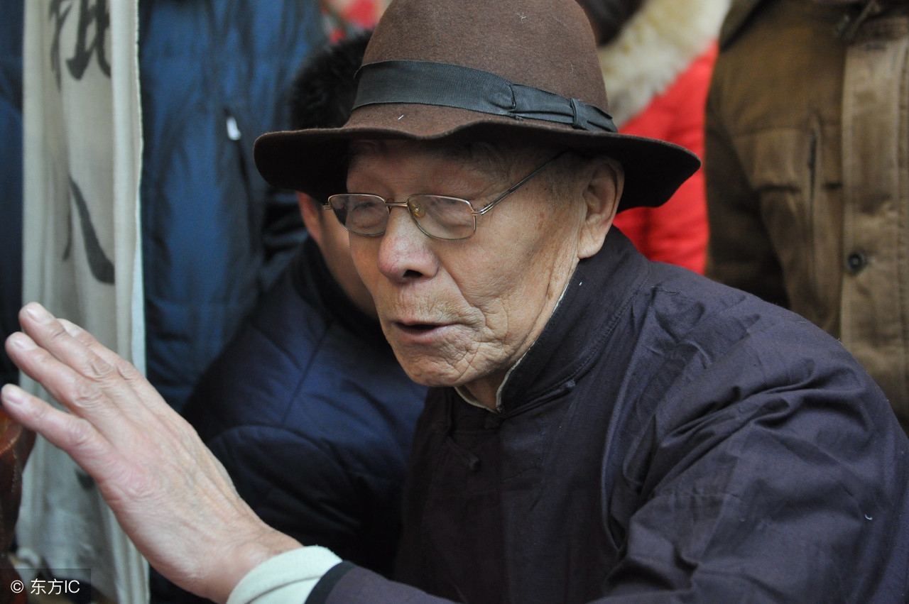 新生儿刚出生就去世，只好找地方埋葬，算命先生：埋不好要出事