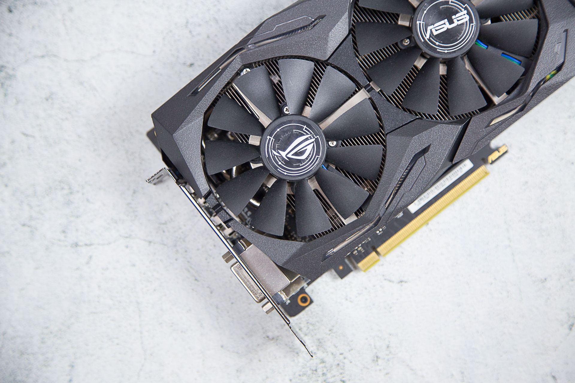 华硕1070ti显卡怎么装,华硕1070ti装机效果