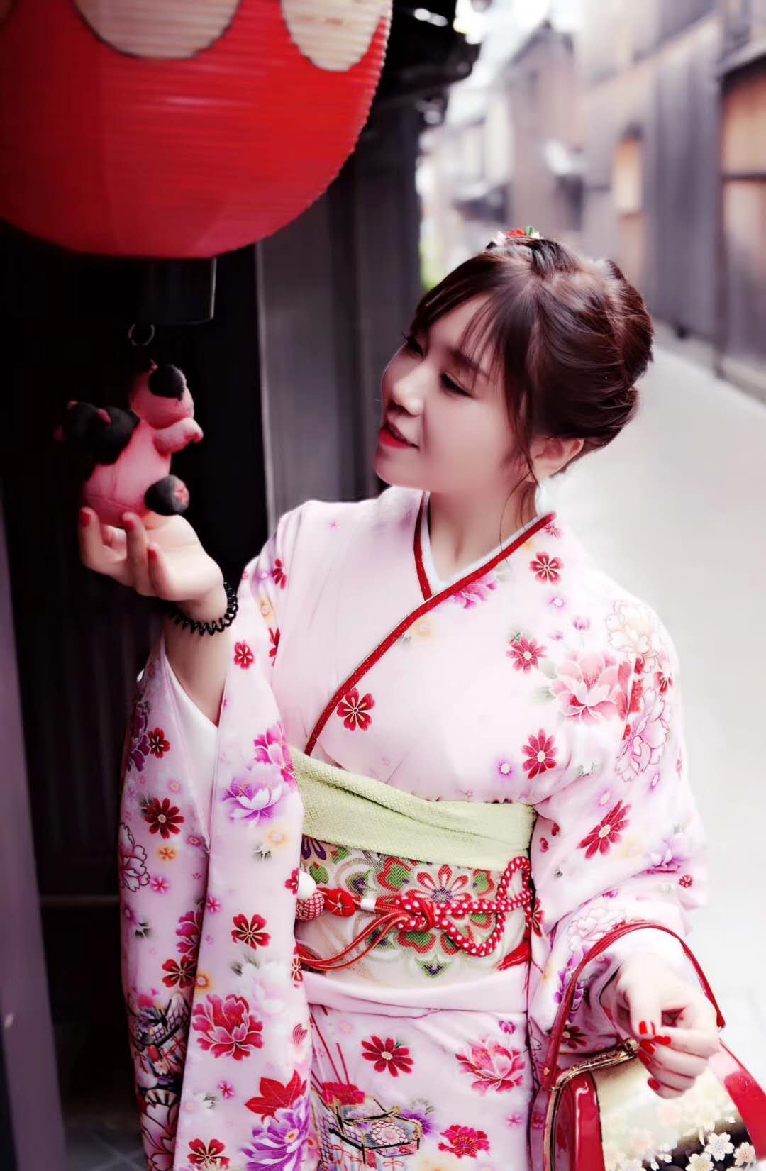 因足球结缘,天下有情人终成眷属,足球是圆的!