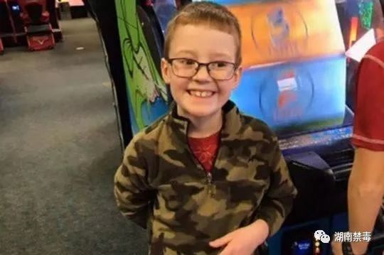 8岁男孩被父亲毒害,8岁男孩毒粥毒死爸妈电影