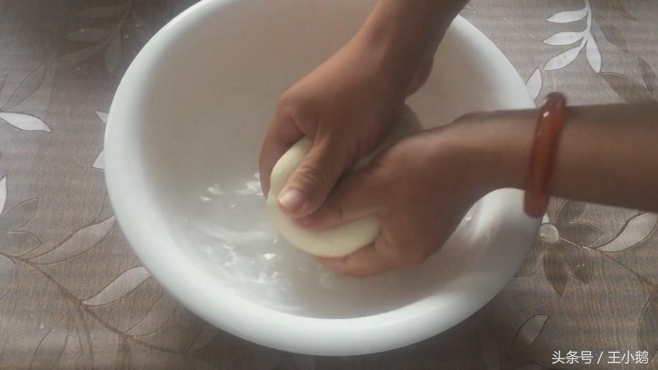 家里做凉皮蒸的都是开裂的啥原因,做凉皮的时候凉皮开裂因为什么