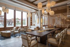 玉龙雪山山下留影,玉龙雪山山顶可以看到丽江全景