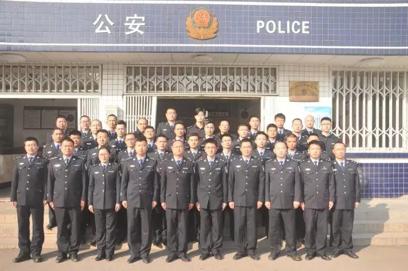 四川仁寿逃犯砍人系误以为仇人藏身派出所疯狂报复！今天，全城洒泪送英雄