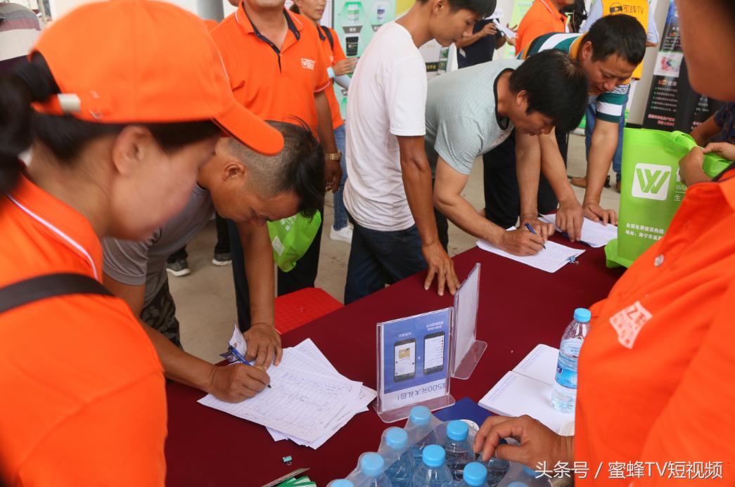 蜜蜂TV送知识下乡，将免费的知识送到新农人手中