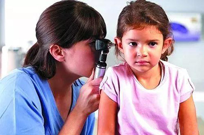 早上睡醒耳朵里有水是怎么回事,耳朵感觉有水但是干的怎么回事