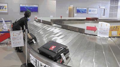 日本机场行李箱搬运,日本机场地勤搬行李