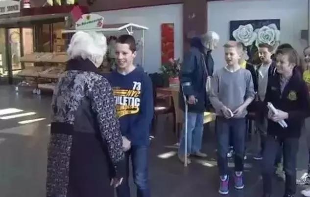 荷兰有个“楚门的世界”，一群*子骗**在干这件事，真相却让人泪目