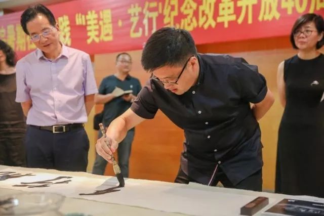 中国美院师生眼中的「文化下城」是怎样的？他们用画笔绘出了改革开放40周年的成果