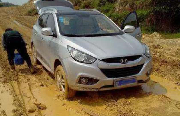 汽车陷进泥坑怎么办,汽车陷入泥坑怎么出来