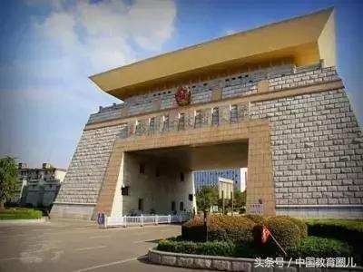 盘点中国十大霸气大学校门，这个“棺材门”却深受学生喜爱