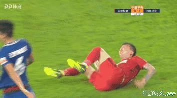 丢人！“白斩鸡”不思悔改，居然铁拳挥向对手，摔跟头自食苦果