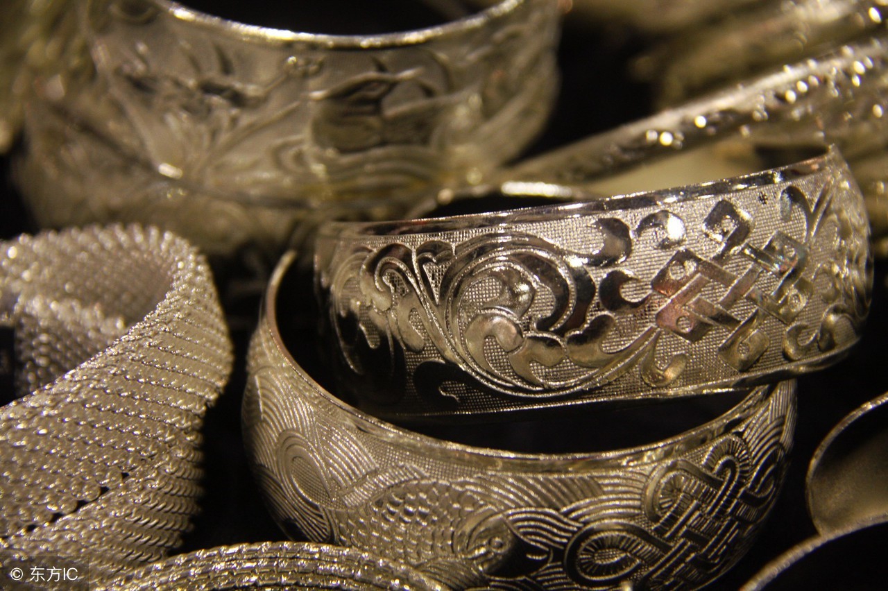 刚买的银饰戴着都变黑是怎么回事,网上买的银首饰会掉色吗