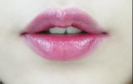 口红怎么涂好看三款超美唇妆画法,半唇妆口红怎么涂