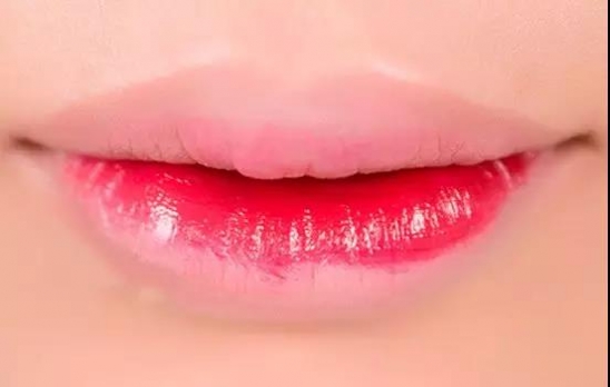 口红怎么涂好看三款超美唇妆画法,半唇妆口红怎么涂
