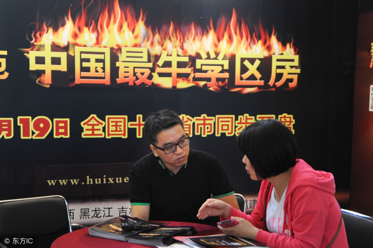 楼盘旁边挨着臭水沟是怎么介绍的,房产宣传湖景创意经典