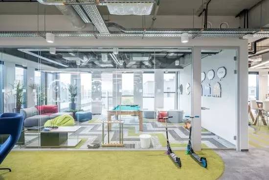 极简办公空间设计风格,会玩是个高水平的工作