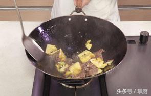 菠萝炒牛肉的正确方法,半个菠萝牛肋条