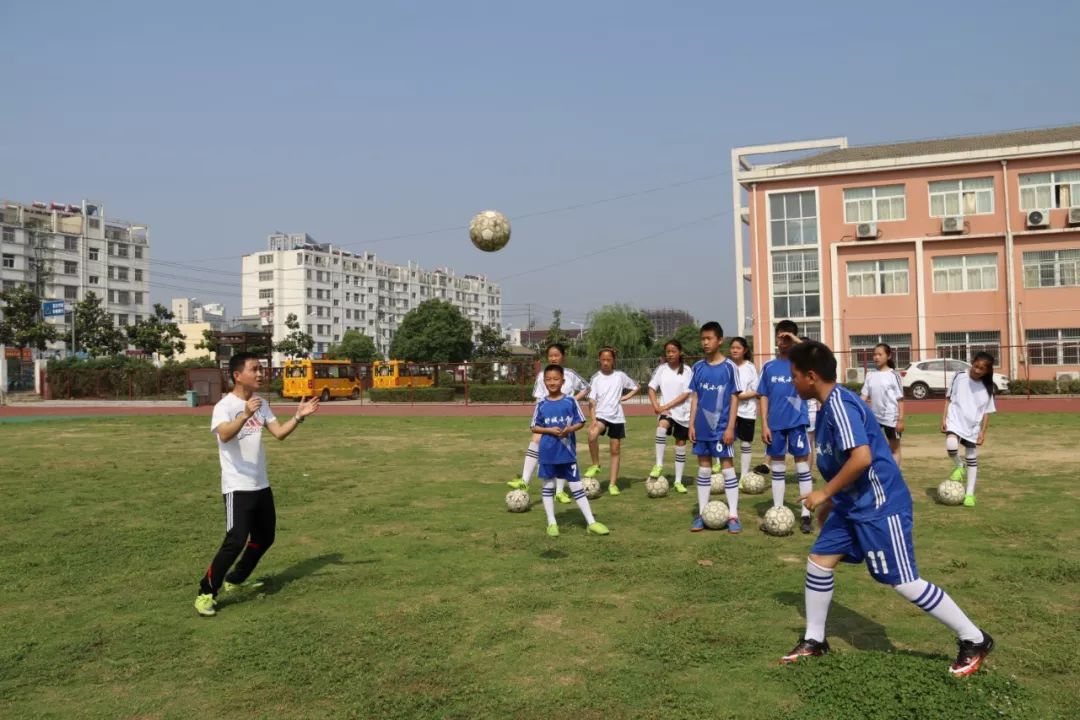 你的数学是足球老师教的吗,你的足球是数学老师教的吗