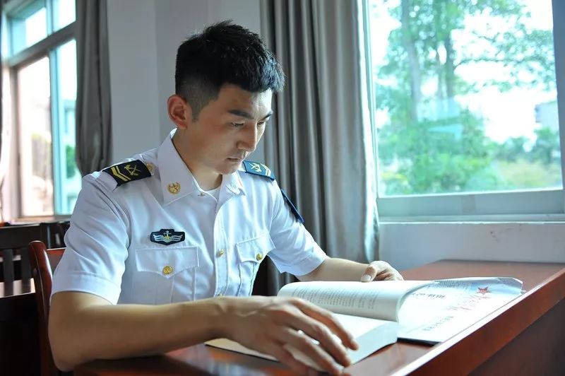 又是帅气的子弟兵！水兵归营途中救助发病昏厥妇女