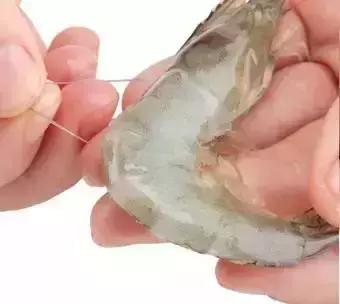 快速去除虾线的小妙招,虾肚子下面的那条虾线怎样去除