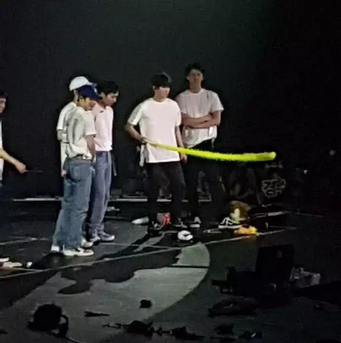 吴世勋边伯贤参加的中国节目,吴世勋边伯贤黑色西装参加活动