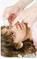 滴眼药水的正确姿势,给宝宝滴眼药水的正确方法