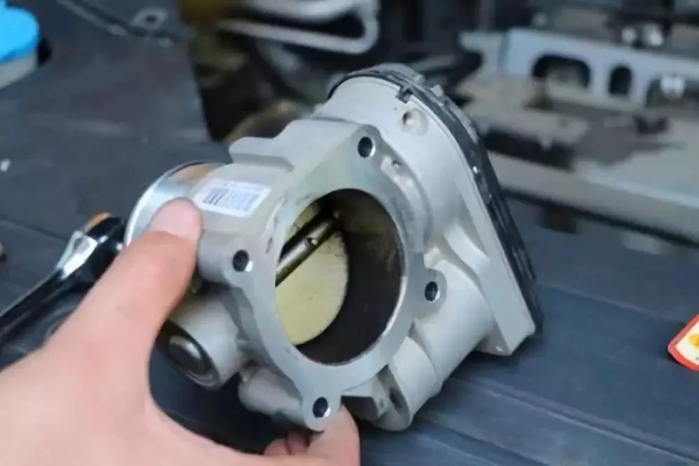 清洗节气门喷油嘴后油耗反而高了,节气门清洗后油耗高怎么办