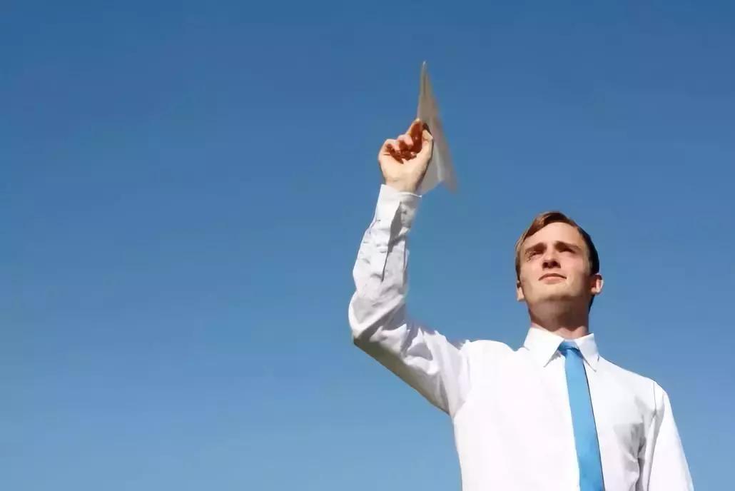 男人尿尿分叉是怎么回事啊,男人小便尿得远是什么原因