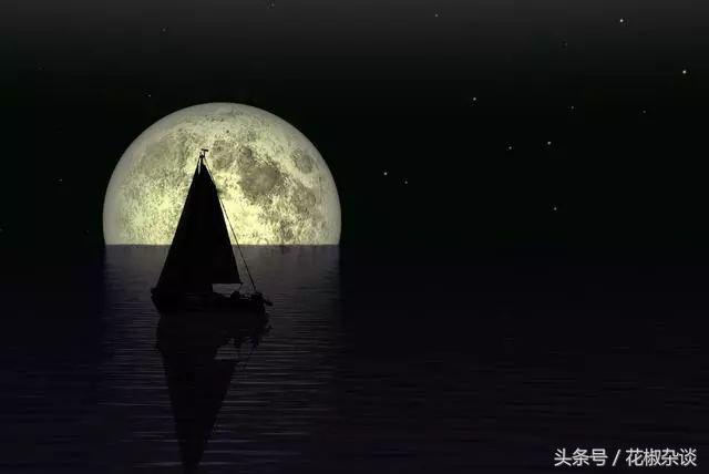 地球是月球的“母亲”？别开玩笑了，从这个角度看，地球可不配