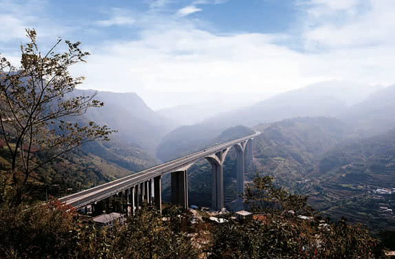 世界上修建难度最高的大桥,世界上最高桥建造