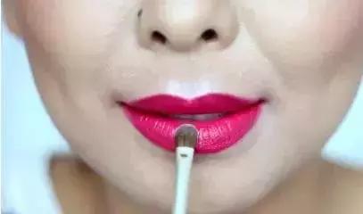 怎样涂口红不掉色方法简单,涂口红的100个小技巧
